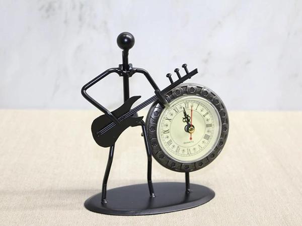 Metal Saatli Gitar Çalan Müzisyen - Image 1