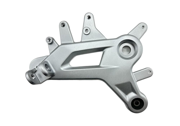 CFMOTO 450SR ÖN BASAMAK BRAKETİ SAĞ ORJ - Image 1