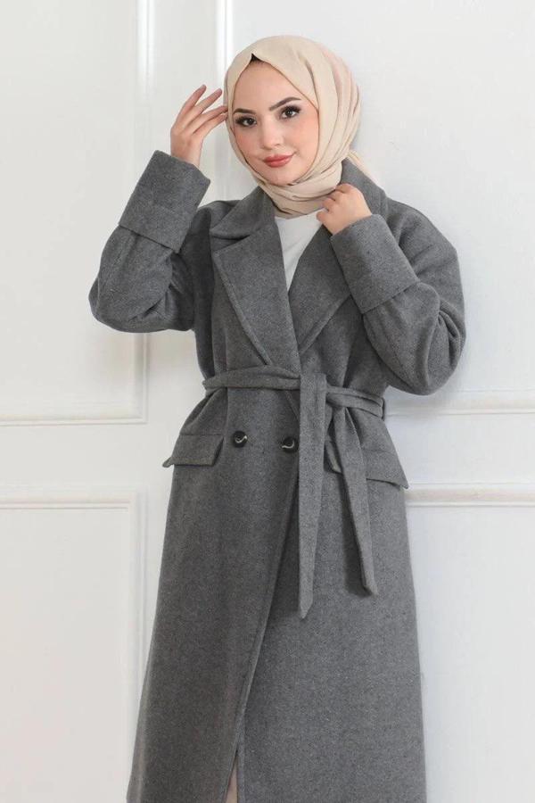 Kadın Kaşe Kaban – Uzun Boy Kruvaze Yaka Kuşaklı Tesettür Kaşe Kışlık Kaban, Astarlı Şık Yünlü Dokum - Image 1