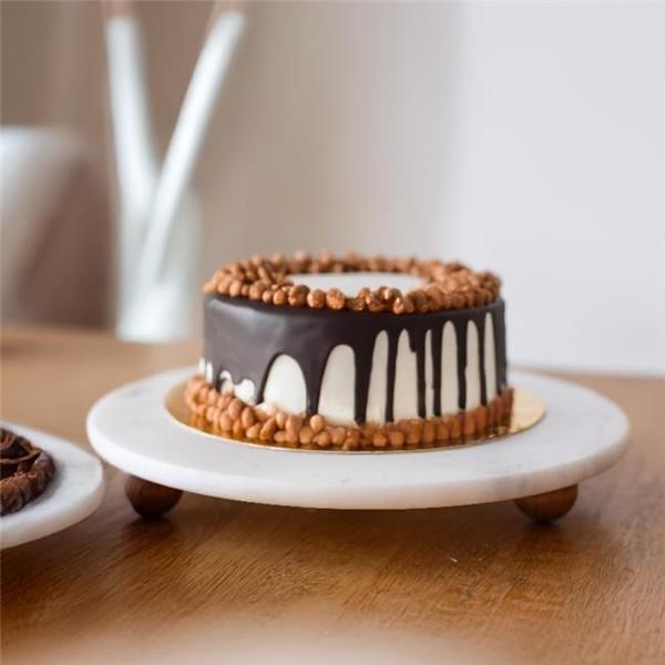 Akayev Mermer Beyaz 30 cm Ahşap Boncuk Ayaklı Sunumluk - Kahve ve Tatlı Sunumu - Yağ Standı - Image 1