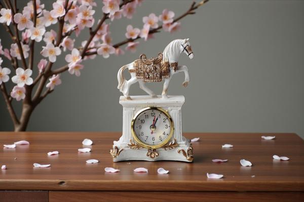 Lüks İşlemeli Saatli At Heykeli Dekoratif Masaüstü Biblo Yeni Yeni Yıl Ev & Ofis Hediyesi 15 cm. - Image 1