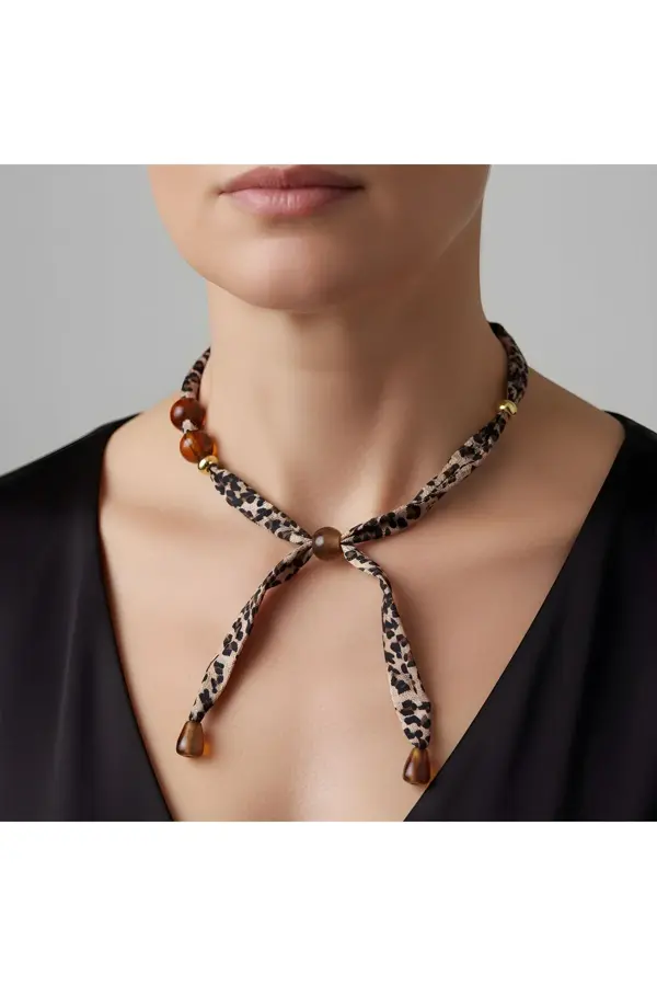 Leopar Desenli Kumaş Boncuklu Kolye - Image 1