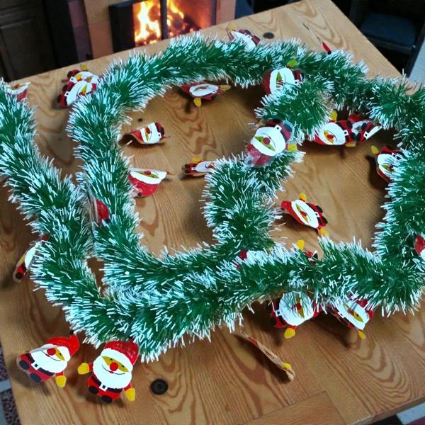 2 METRE AÇIK YEŞİL BEYAZ KARLI YUMUŞAK BOYUN GARLANDI VIP KARLI NOEL BABA FİGÜRLÜ YILBAŞI BOYUN SİMİ - Image 1