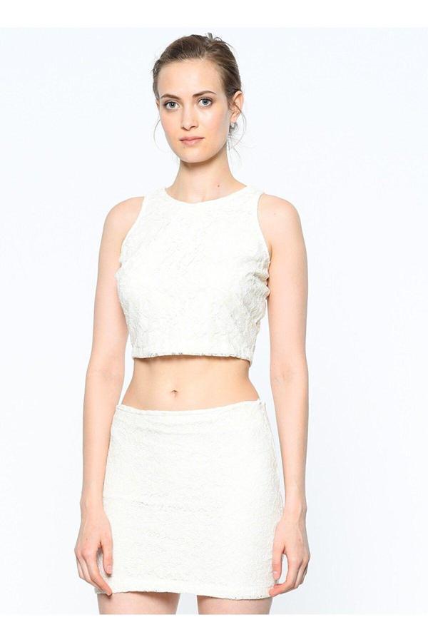 Sense Havuz Yaka Kolsuz Sırtı Fermuarlı Dantel Bluz Ekru Blz14641
Blz14641 - Image 1