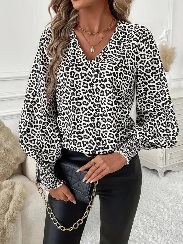 MDB Kadın Uzun Kollu V Yaka Kollar Gipe Detaylı Leopar Desenli Süprem Bluz - Image 1