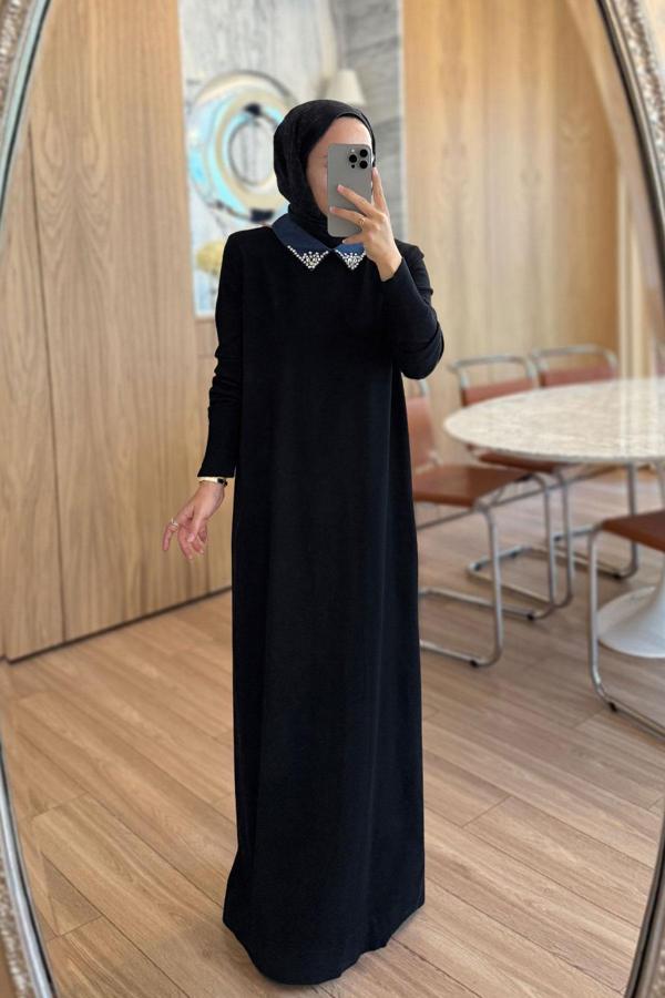 Yakası Taşlı Uzun Merserize Elbise - Siyah - Image 1