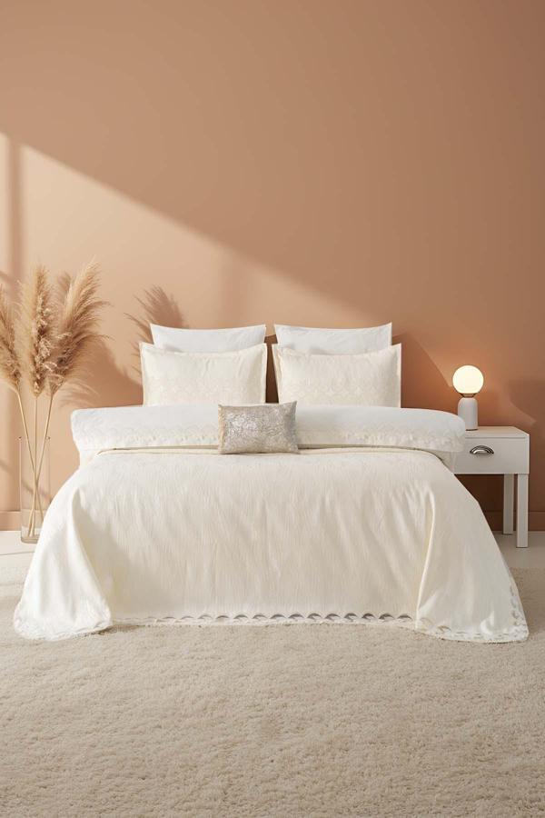 İlay Ekru Nakışlı Çift Kişilik Nevresimli Pike Seti - 8 Parça Çeyiz Seti - Image 1