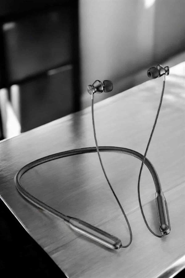 Dijital Göstergeli Kulak İçi Kablosuz Bluetooth Kulaklık Boyun Bantlı - Image 1