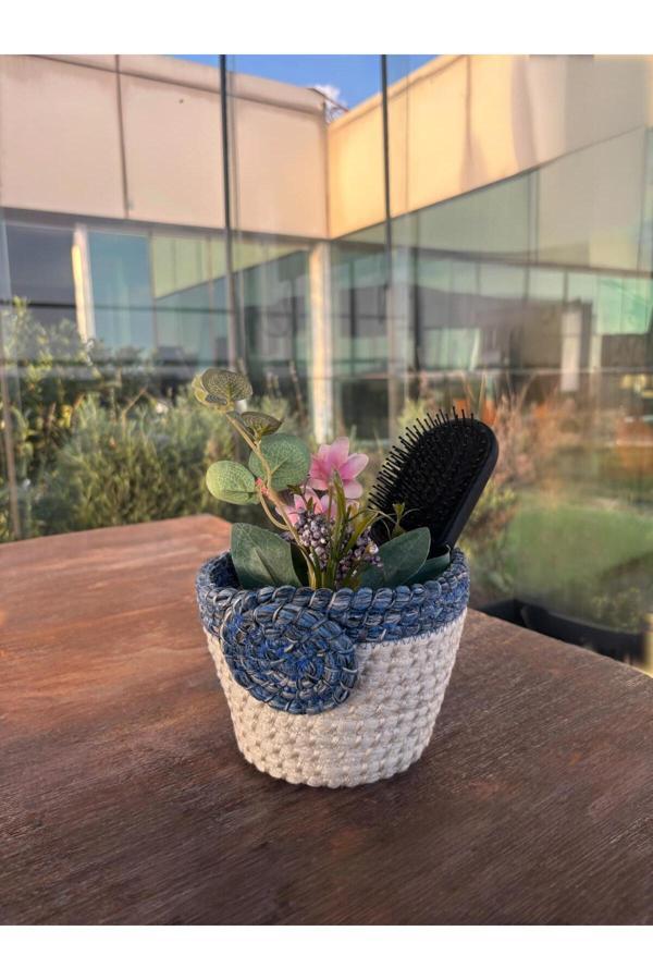 Home İnn Gül Detaylı Hasır Görünümlü El Yapımı Mini Sepet – Lacivert - Beyaz - Image 1