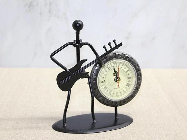 Metal Saatli Gitar Çalan Müzisyen Alk4334 - Image 1