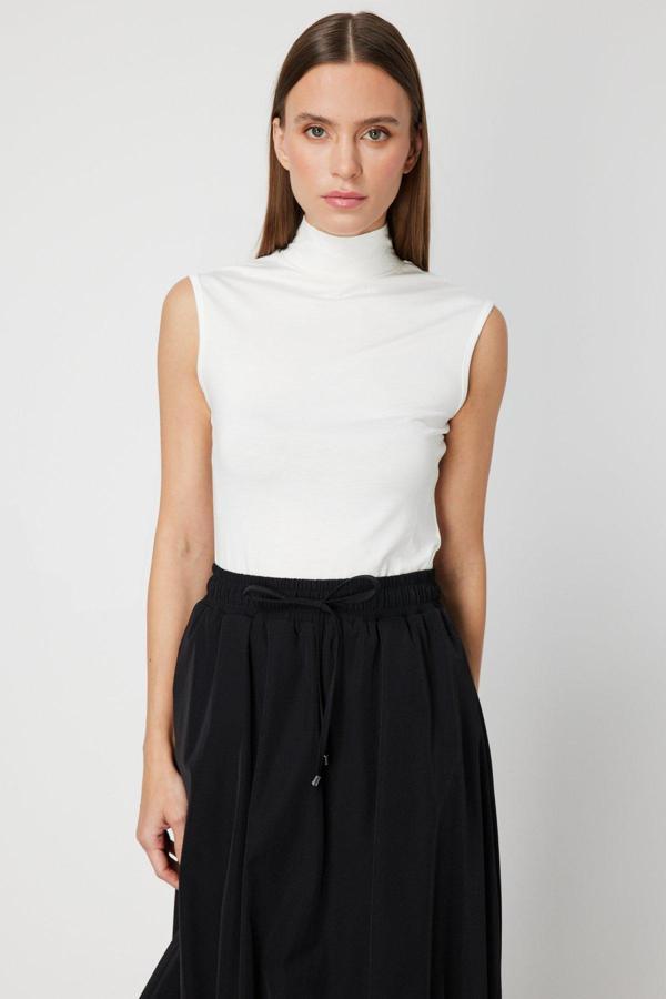 On Kadın Dik Yaka Kolsuz Basic Bluz 61432 Ekru - Image 1