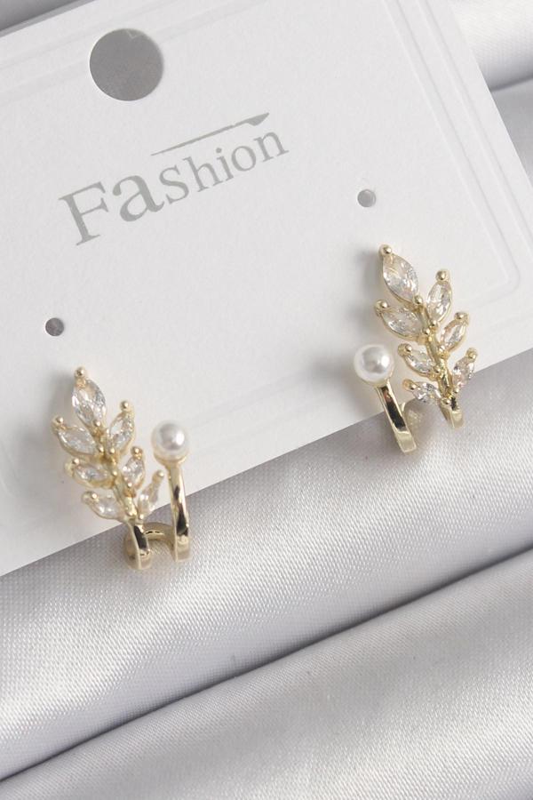 Pirinç Renk Zirkon Taşlı Yaprak İnci Detay Küpe - Image 1