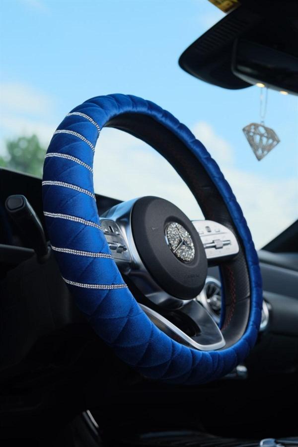 Tasarım Arabam Atike Elif Akın 36 Cm Saks Mavi Kapitone Gümüş Taş Şeritli Direksiyon Kılıfı - Image 1
