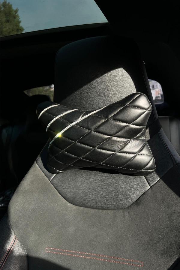 Tasarım Arabam Atike Elif Akın Siyah Kapitone Uyumlu Deri Gümüş Taş Şeritli Boyun Yastığı Araba Yastığı - Image 1