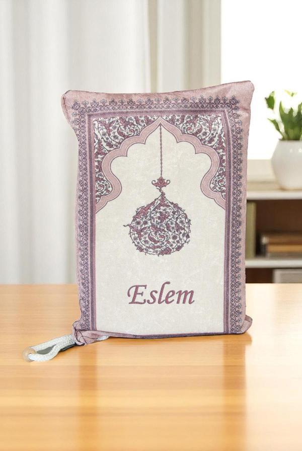 Nakış İşlemeli İsimli Kadife İpek Dokulu Mihrap Desenli Keseli İnci Tesbihli Seccade Fuşya - Image 1