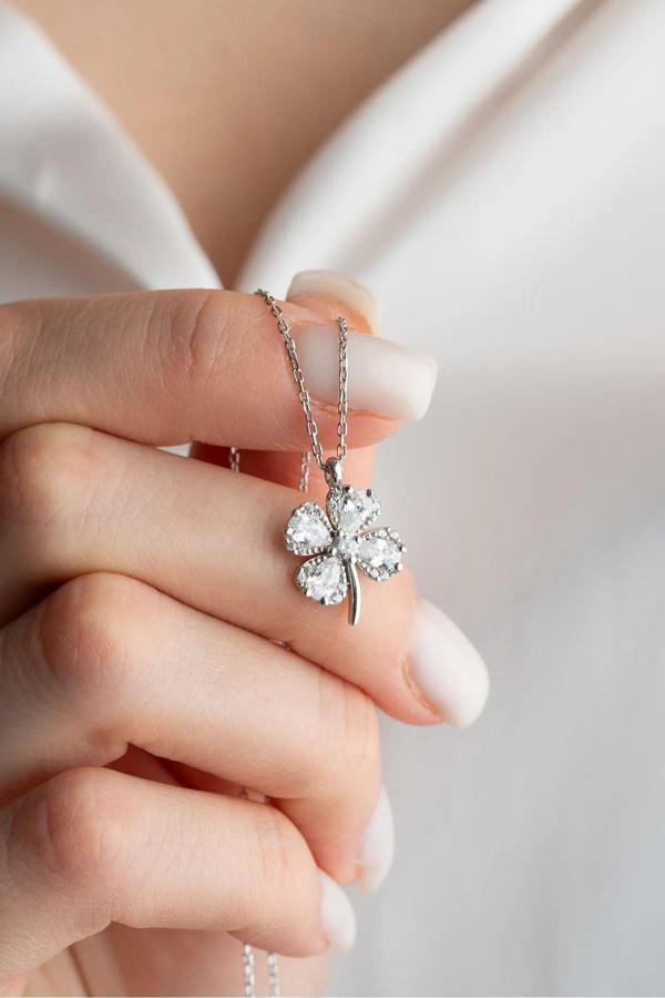 Karem Jewellery Beyaz Dört Yapraklı Şans Yoncası Gümüş Kaplama Kadın Kolye - Image 1