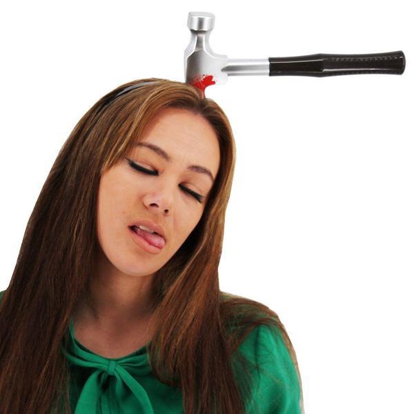 Kafaya Saplanmış Kahverengi Saplı Çekiç Şaka Tacı - Image 1