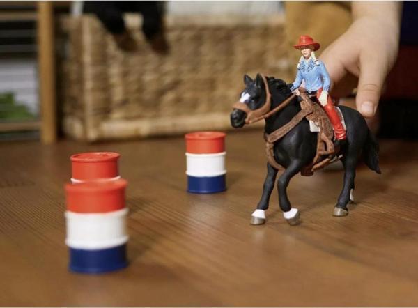 Schleich Kovboy Kız ve Fıçılı At Yarışı 42576  - Image 1
