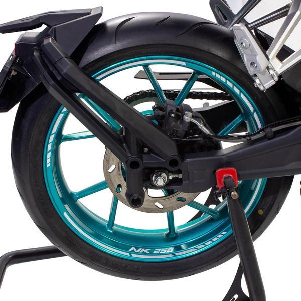 GP Kompozit CF Moto 250 NK 2018-2023 Uyumlu Jant Şeridi Reflektif Gri - Image 1