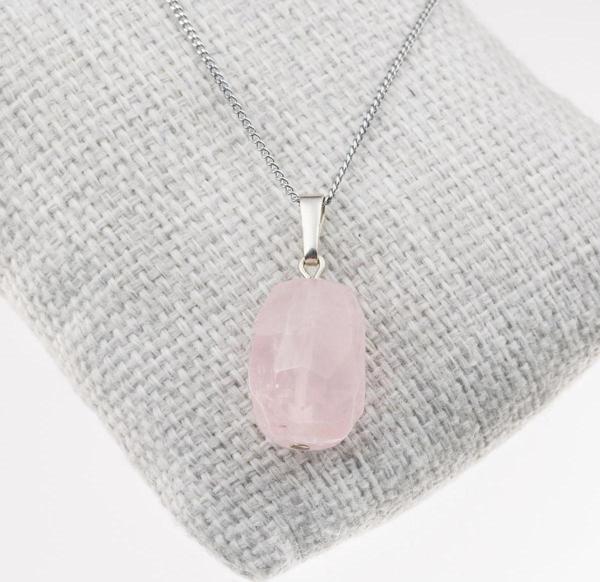 Taşta Moda Pembe Kuvars Taşı Kolye-Kararmaz Zincirli - Image 1