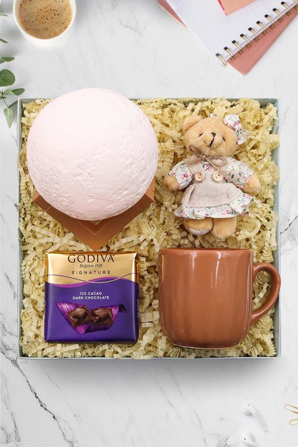 Trendmiya Ay Gece Lambası & Kahverengi Kupa & Godiva Çikolata & Mini Elbiseli Ayıcık Anahtarlık Hediye Seti - Image 1