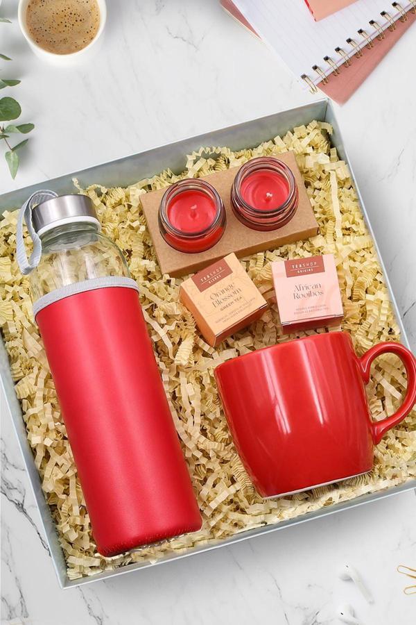 Trendmiya Deri Kılıflı 500Ml Kırmızı Su Matarası & Kırmızı Kupa & 2'Li Mum & Teashop Bitki Çayı Hediye Seti - Image 1