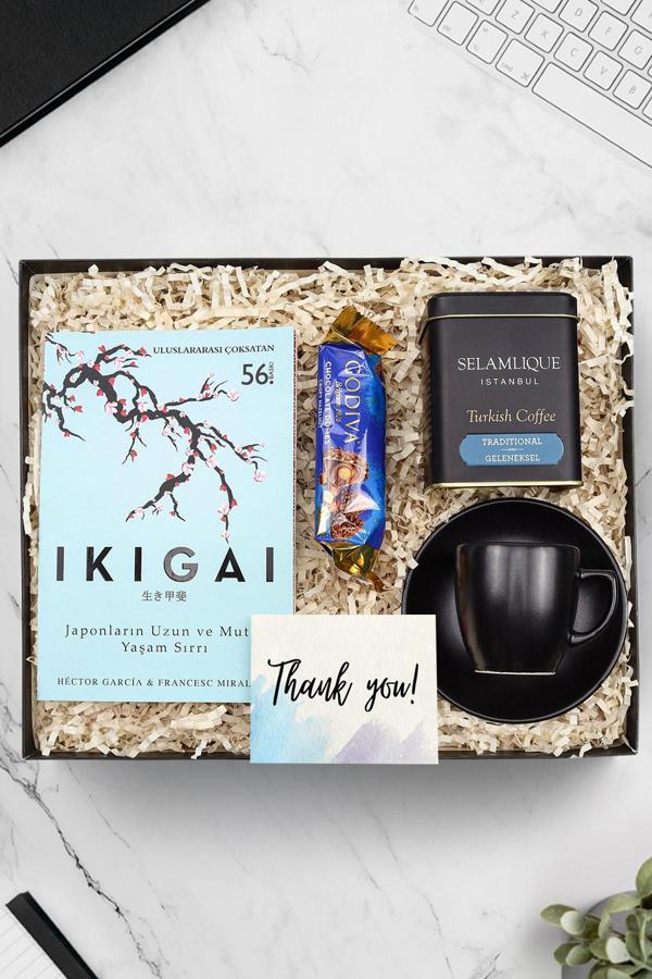 Trendmiya Ikigai Kitabı & Siyah Mat Fincan & Selamlıque Türk Kahvesi & Godiva 30Gr Domes Çikolata Hediye Seti - Image 1