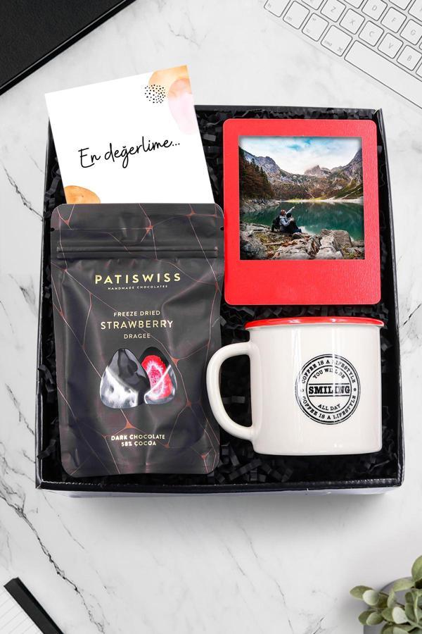 Trendmiya İnstagram Çerçeve & Patiswiss Bitter Kaplı Çilek Draje & Kırmızı Detaylı Vintage Kupa Hediye Seti - Image 1