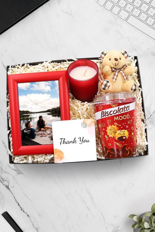 Trendmiya Kırmızı Çerçeve & Çilek Kokulu Kırmızı Bardak Mum & Biscolata & Ayıcık Anahtarlık Hediye Seti - Image 1