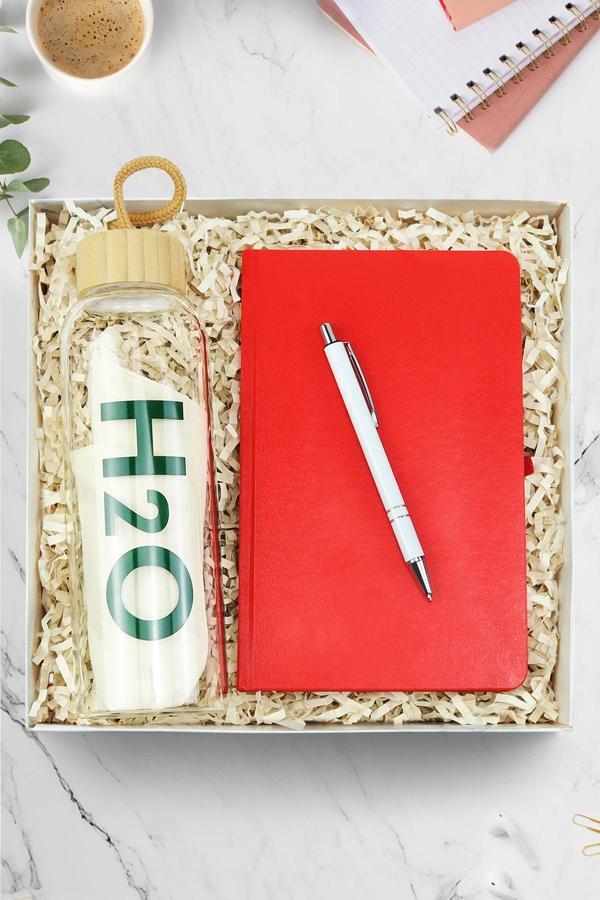 Trendmiya Kırmızı Defter & Beyaz Tükenmez Kalem & Bambu Kapaklı 600 Ml Cam Matara Hediye Seti - Image 1