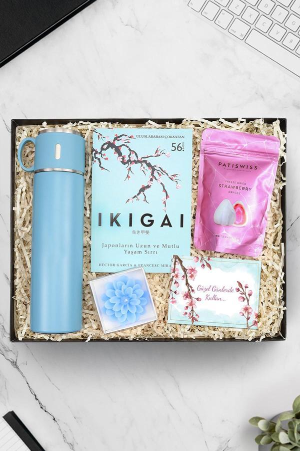 Trendmiya Mavi Bardaklı Çelik Termos & Ikigai Kitabı & Lotus Çiçeği Mum & Patiswiss Çilek Draje Hediye Seti - Image 1