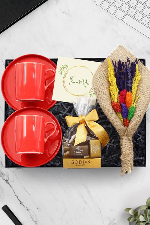 Trendmiya Parlak Kırmızı Fincan & Godiva Napoliten Çikolata & Kurutulmuş Çiçek Buketi Hediye Seti - Image 1