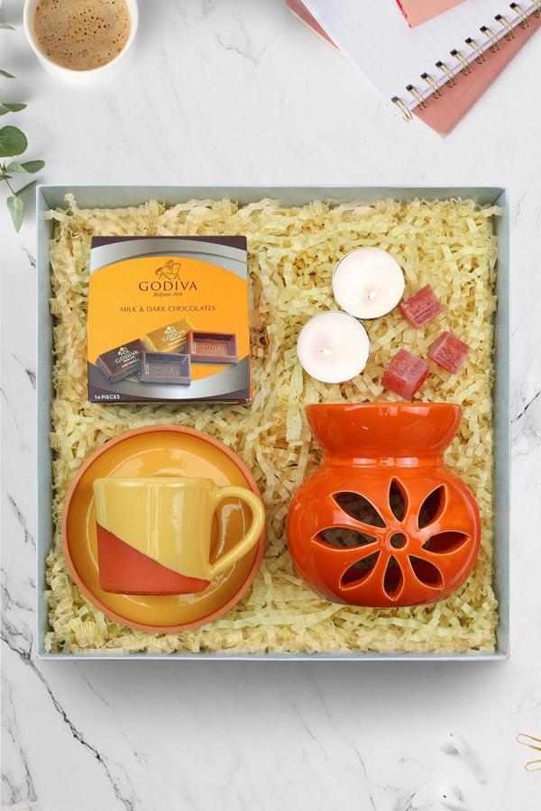 Trendmiya Sarı Çömlek Fincan & 2'Li Tealight Mum & Buhurdanlık & Godiva Kutu Napoliten Çikolata Hediye Seti - Image 1