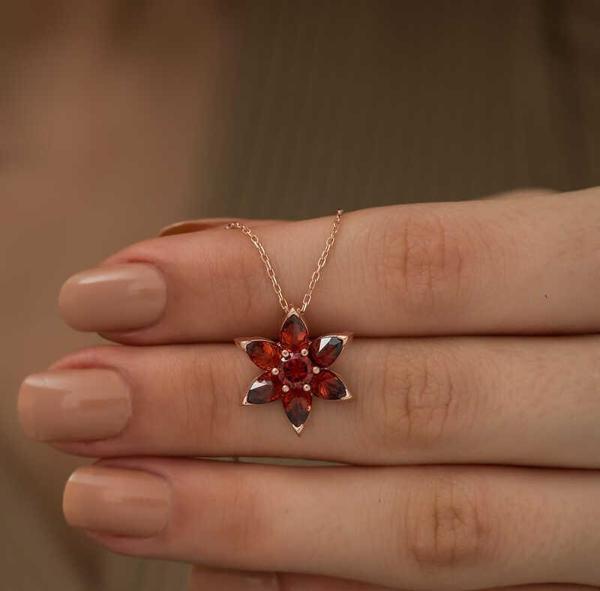 925 Ayar Gümüş Kırmızı Çiçek Kadın Gümüş Kolye - Image 1