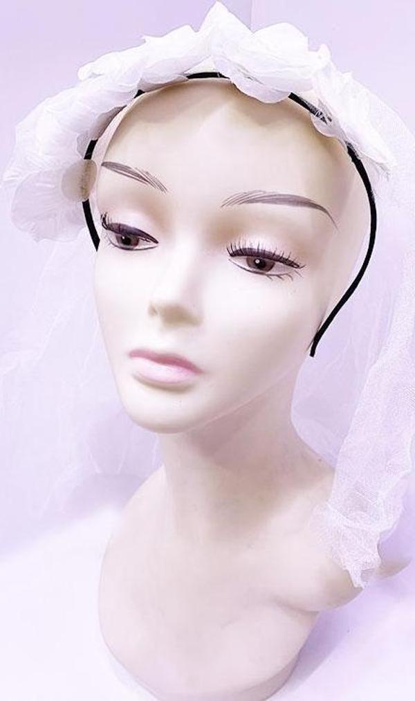 Parti Aksesuar Uzun Duvaklı Üstü Beyaz Çiçekli Parti Tacı - Image 1