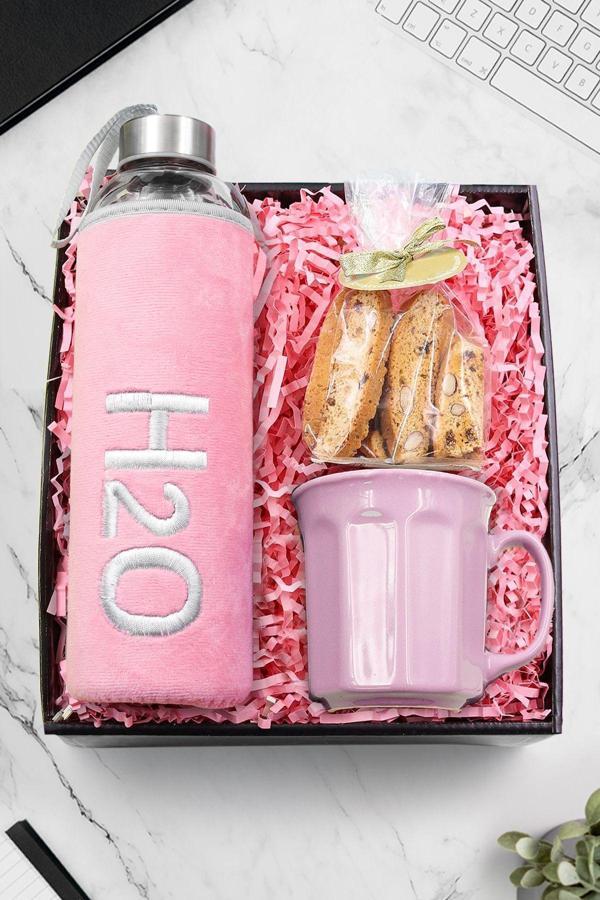 Trendmiya Özel Peluş Kılıflı 600Ml Pembe Renk Cam Matara & Modern Pembe Kupa & Bademli Kurabiye Hediye Seti - Image 1