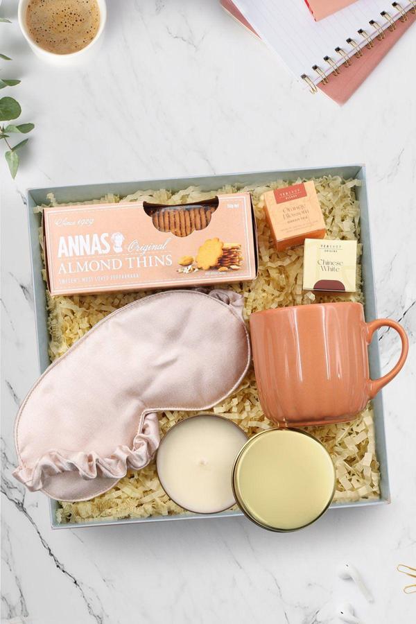 Trendmiya Gold Kutulu Mum & Uyku Bandı & Teashop 2Li Bitki Çayı & Kahverengi Kupa & Annas Kurabiye Hediye Seti - Image 1