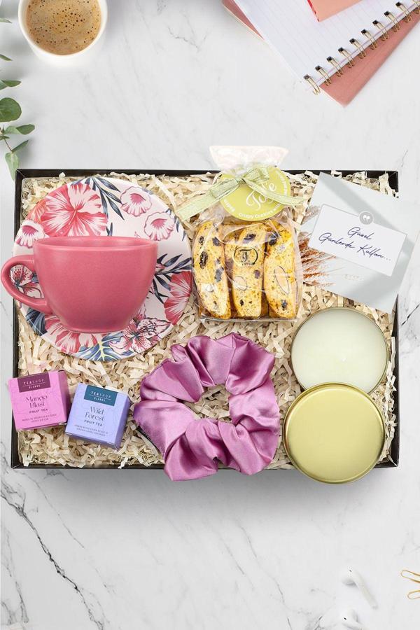 Trendmiya Gold Metal Mum & Saten Toka & Teashop 2'Li Bitki Çayı & Pembe Fincan & Bademli Kurabiye Hediye Seti - Image 1