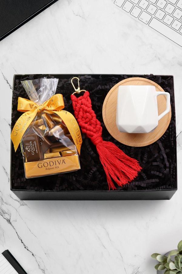 Trendmiya Beyaz Geometrik Porselen Fincan & Godiva Napoliten Çikolata & Makrome Anahtarlık Hediye Seti - Image 1