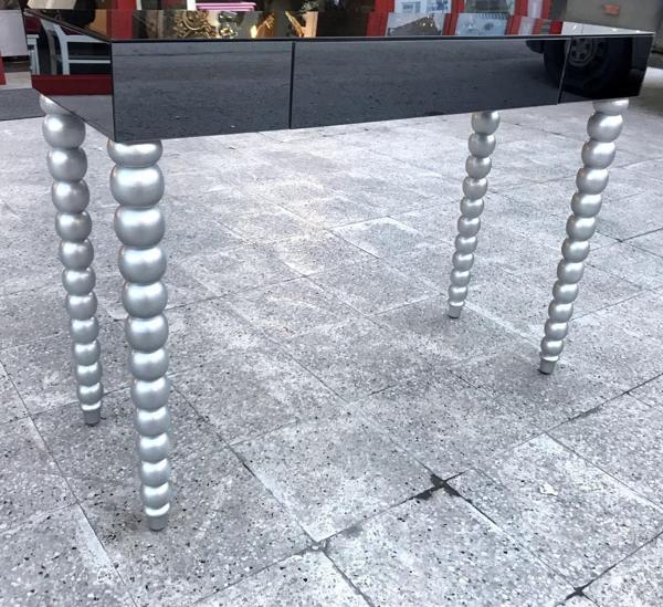 Dresuar 18115 Elma Model Ahşap Kayın Parlak GRİ  ayak Füme Ayna kaplam El Yapım - Image 1