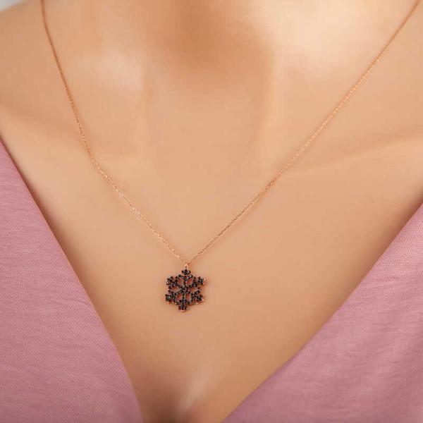 925 Ayar Gümüş Rose Siyah Taşlı Kar Tanesi Kadın Kolye - Image 1