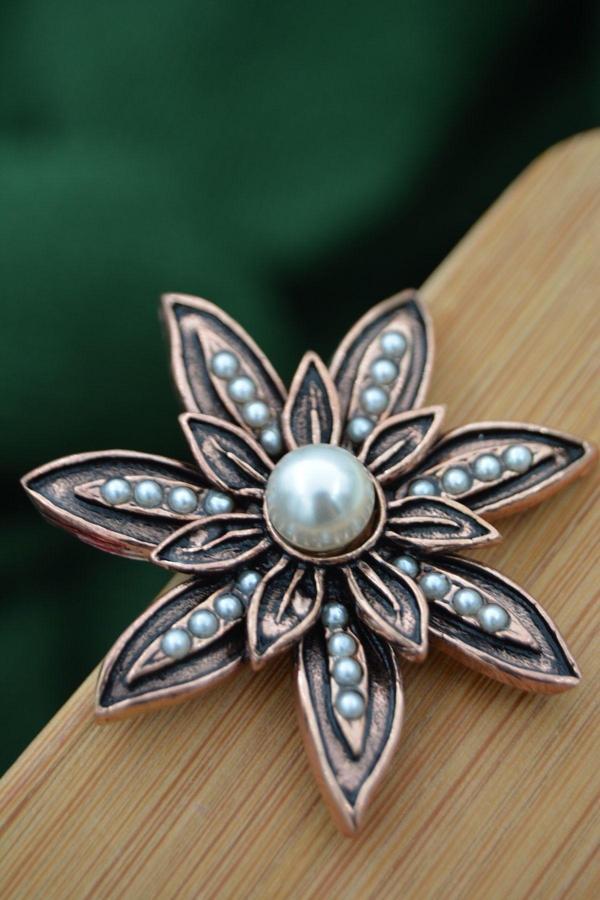 Stoneage Incili Zarif Çiçek Broş Beyaz  -  Bronz - Image 1