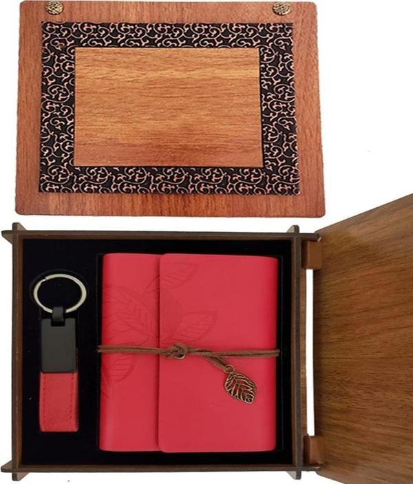 Ahşap Kutulu Kırmızı Deri Defter Ve Anahtarlık Set - Image 1