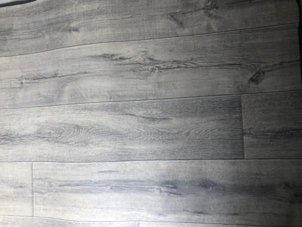 Desenli PVC Zemin Kaplama EN:100CM BOY:120CM ETRAFI DİKİLİ MUŞAMBA SİYAH AHŞAP DESENLİ - Image 1