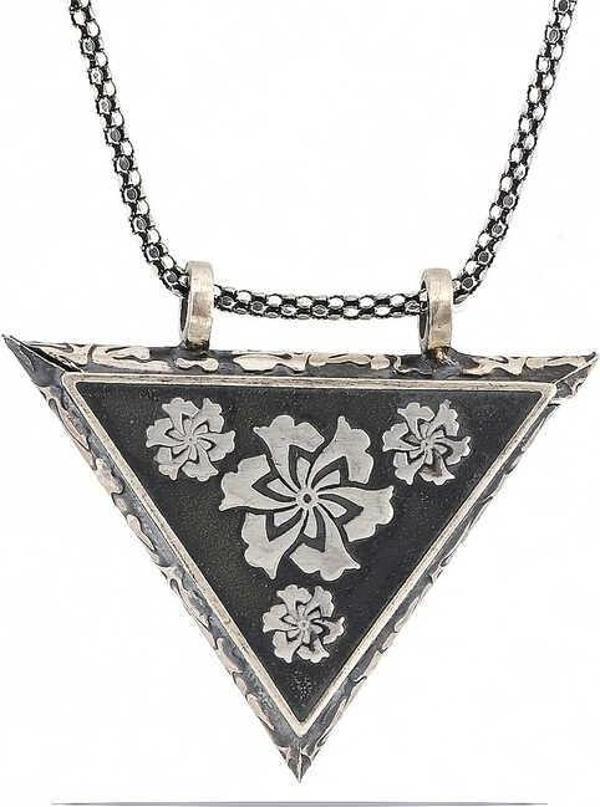 925 Ayar Gümüş Üçgen İçi Açılabilen Çiçek Muskalık Gümüş Kolye - Image 1