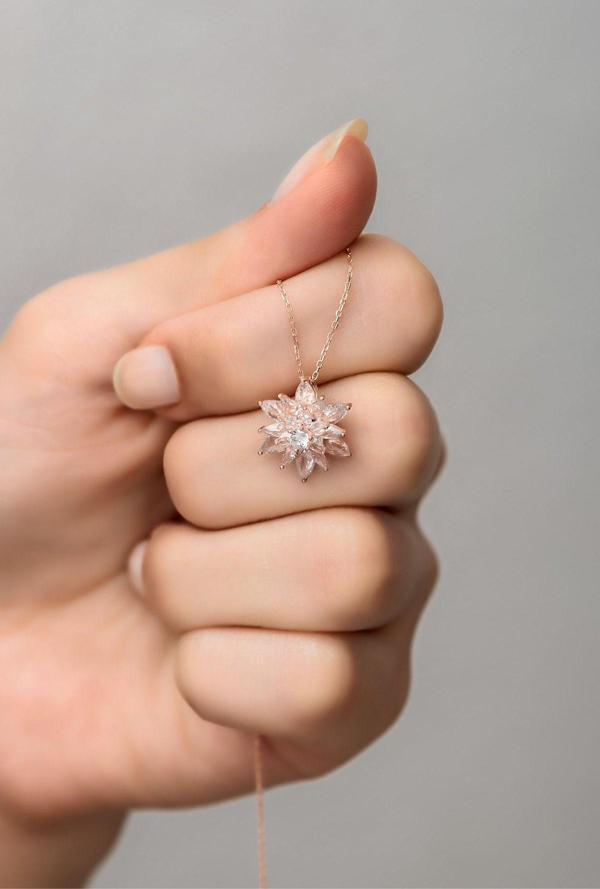 925 Ayar Gümüş 4 Katman Beyaz Lotus Çiçeği  Kolye - Image 1