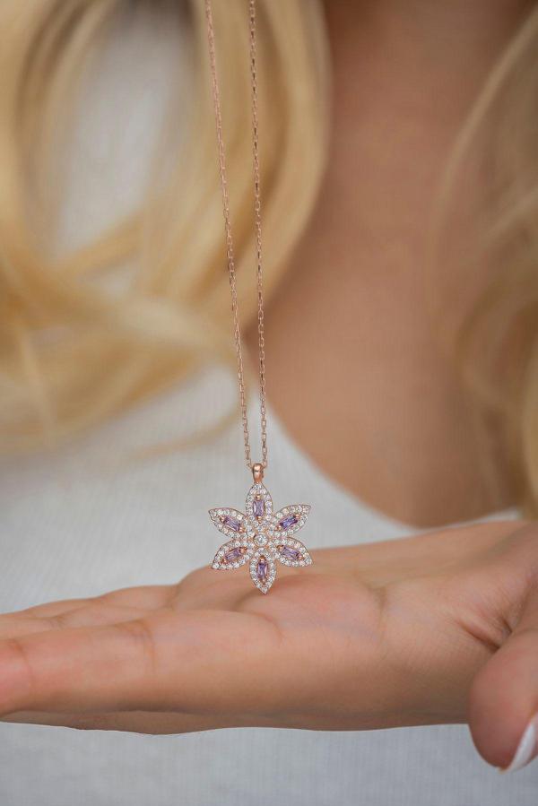 925 Ayar Gümüş 6 Yapraklı Mor Taşlı Çiçek Kolye - Image 1