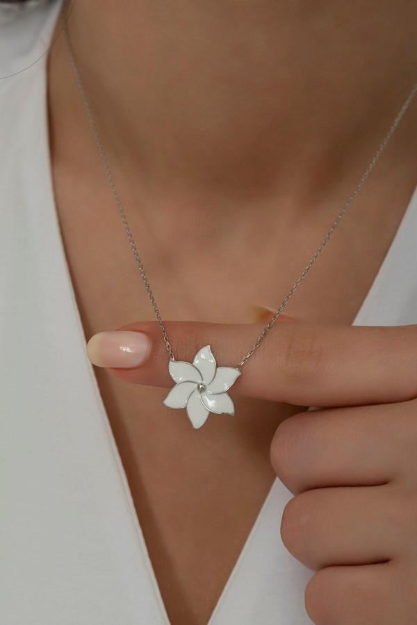 925 Ayar Gümüş Beyaz Mineli Rüzgar Gülü Kolye - Image 1