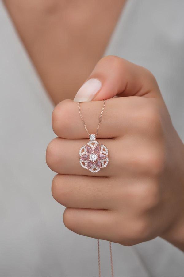 925 Ayar Gümüş Desenli Pembe Taşlı Lotus Çiçeği Kolye - Image 1