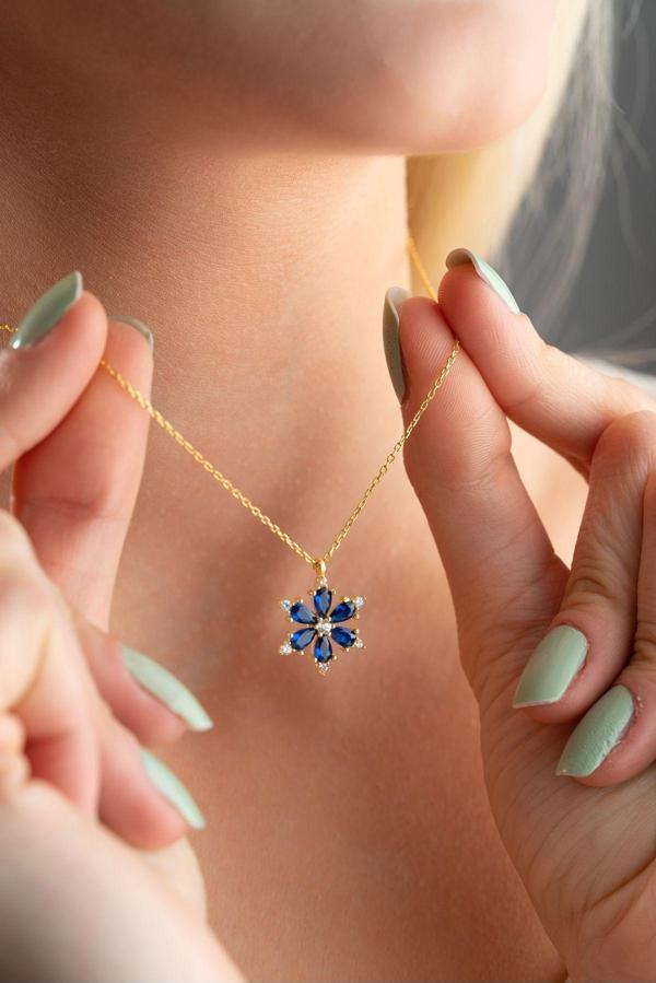 925 Ayar Gümüş Gold Kaplama Mavi Taşlı Kamelya Çiçeği Kolye - Image 1